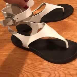 Pour la victoire women’s white sandal size 8